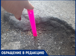 «Глубина ямы - 10 сантиметров»: дорога в микрорайоне В-3 превратилась в решето 
