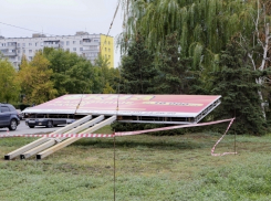 В Волгодонске начали массово срезать рекламные баннеры