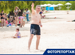 Ловят рыбу, купаются и загорают: как волгодонцы спасаются от жары на «пятом»