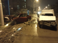 Две машины разворотило после ДТП на Морской в Волгодонске 