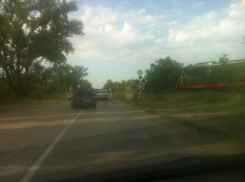 В Волгодонске ДТП на ж/д переезде остановило движение товарного поезда