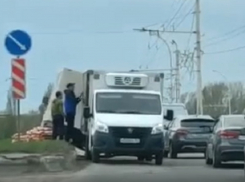 «Газель» с хлебом вылетела на разделительный газон на «Пятом»