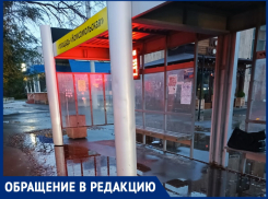 «Либо ноги промочишь, либо голову»: житель Волгодонска недоволен остановкой в центре города