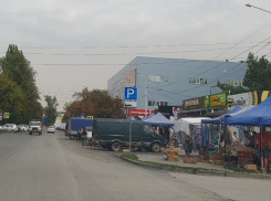 Нелегальные торговцы уже вернули свои автомобили-склады на «свеженький» асфальт на 30 лет Победы