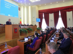 Новым депутатам Заксобрания вручили удостоверения: волгодонец Алексей Мисан прошел по партийному списку