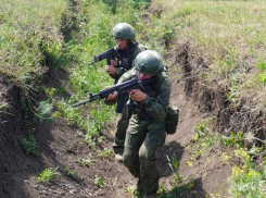 Новобранцы Южного военного округа отработали штурм окопов в ходе интенсивной подготовки