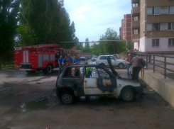 В центре Волгодонска загорелась и взорвалась «Ока»