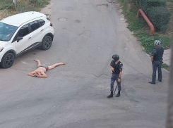 «Я не буйный, просто трусы снять не могу»: на БВП обнаженного парня атаковали «психоделические пауки»