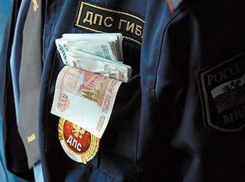 Двоих сотрудников ГИБДД Волгодонска подозревают в вымогательстве взятки  у пьяного водителя