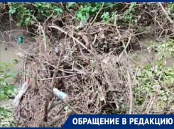 «Дети не могут добраться до школы»: волгодончанка пожаловалась на состояние ливнестока рядом с администрацией