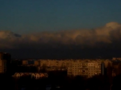 Волгодонец сделал редкие кадры надвигающегося циклона по фронту 