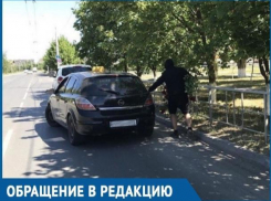 В центре Волгодонска мужчина в черном балахоне срезал охапку роз с городской клумбы