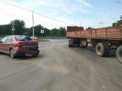 В Волгодонске на Жуковском шоссе КамАЗ смял «Ситроен»