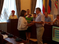 Руководителей образовательных учреждений Волгодонска наградили благодарственными письмами