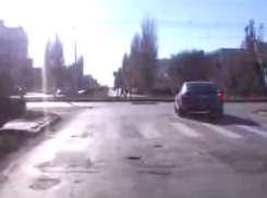 «ААА нам все равно!» - видеозапись грубого нарушения ПДД в Волгодонске владельцем иномарки с красивыми номерами прислал читатель