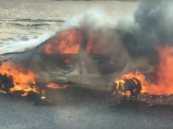 Полыхающий автомобиль на трассе Ростов-Волгодонск попал на видео