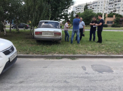 ВАЗ залетел на разделительный газон после ДТП в Волгодонске 