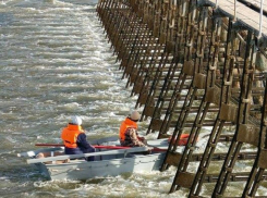 Со дна Дона подняли плотину и перегородили  ею реку 