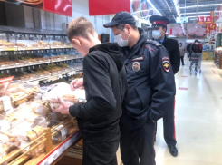 В магазинах, на рынках и аптеках большинство волгодонцев соблюдают масочный режим  