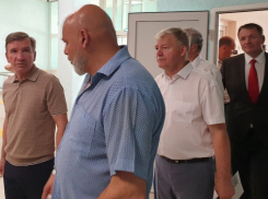 Поругал за заросли травы, пообещал выделить деньги на учебники: замгубернатора Гуськов осмотрел новую школу в Волгодонске