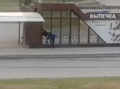 «Бой с тенью»: волгодонец разбил стёкла павильона, боксируя на остановке
