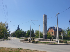 Ямы на дороге в Константиновске через суд признали опасными для людей