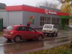 «Нива» и «Киа» сошлись в дорожно-транспортном происшествии на улице Горького в Волгодонске