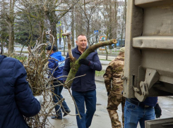 Глава администрации Волгодонска вышел с граблями на субботник