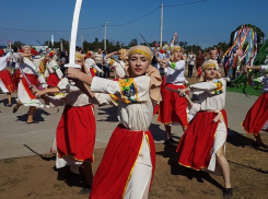 «Славяно-русы» необычным танцем встретили гостей фестиваля « Шелковый путь» в Волгодонске