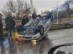 Автомобиль перевернулся на Путепроводе в Волгодонске 