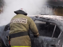 В Волгодонске минувшей ночью на одной из центральных улиц загорелся «Рено Логан»