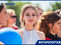 Сотни выпускников Волгодонска торжественно прошли по красной ковровой дорожке
