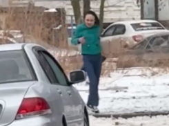 «Женщина что-то рыла под кустами и подходила к детям на детской площадке»: родителей предупредили о странной прохожей в районе В-7