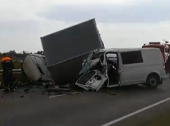 При столкновении «ГАЗели» и иномарки на трассе «Ростов-Волгодонск» погиб человек, четверо пострадали