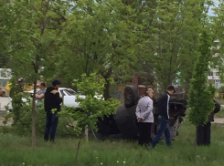 В Волгодонске иномарка слетев с дороги, снесла дорожные знаки, дерево и перевернулась