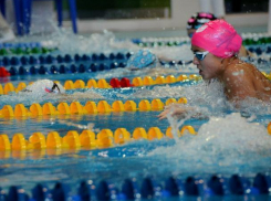 Девять медалей привезла из Астрахани волгодонская пловчиха Вероника Кучеренко