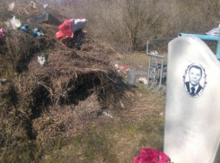 Свалку отходов рядом с могилой ветерана ВОВ устроили на кладбище Волгодонска
