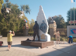 С памятника Героям СВО на площади Победы убрали покрывало