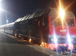 Следовавший через Волгодонск в Москву пассажирский поезд в темноте протаранил легковой автомобиль в Цимлянске