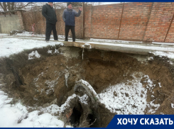 Трехметровая яма с бурлящим потоком фекалий: огромный обвал нового коллектора произошел на Степной
