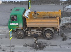 Шлаковая крошка и лопата: Как в Волгодонске ремонтируют улицу имени первого человека, побывавшего в космосе