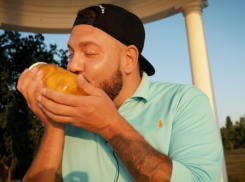 Сочный, сладкий, ароматный и сексуальный персик напомнит о лете в лютые холода