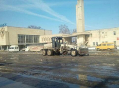 Привокзальную площадь очистили от снега и грязи после публикации видео в «Блокноте» 
