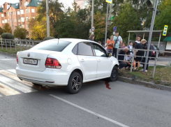 Ребенок пострадал в Волгодонске из-за проехавшего на «красный» водителя «Фольксвагена»