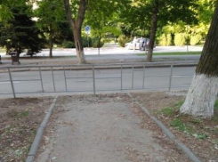 В Волгодонске заблокировали люки и перекрыли пешеходные дорожки турникетными ограждениями за 17 млн рублей