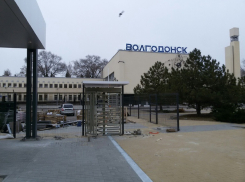 На вокзале Волгодонска устанавливают новые фонари и начали посадку деревьев и кустарников