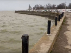 Вода быстро поднимается на набережной Волгодонска