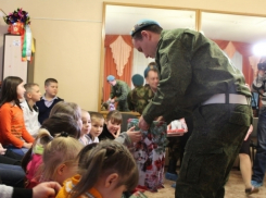 Деды Морозы в голубых беретах подарили подарки детям социально-реабилитационного центра-приюта