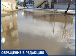 Самую большую лужу Цимлянска не могут осушить много лет подряд