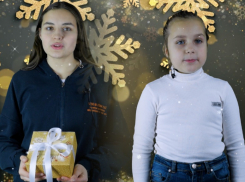Сестренки Варя и Серафима Подольские поздравляют волгодонцев с наступающим Новым годом